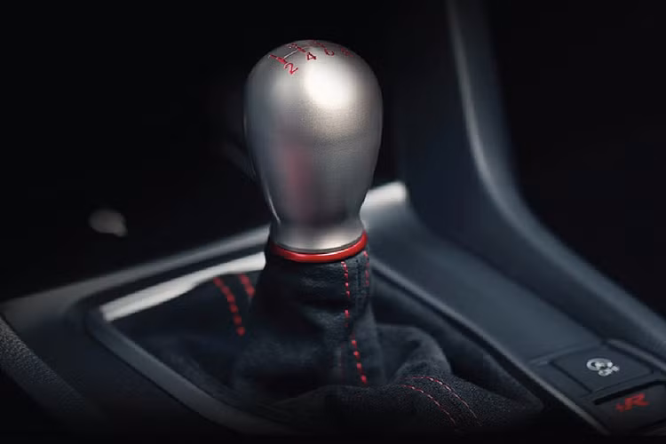 Xe vẫn có 3 chế độ lái Comfort, Sport và +R, đi kèm tính năng giả lập tiếng động cơ Active Sound Control tương ứng với từng chế độ lái. Hệ thống phanh có hiệu năng phanh ở tốc độ cao tốt hơn.