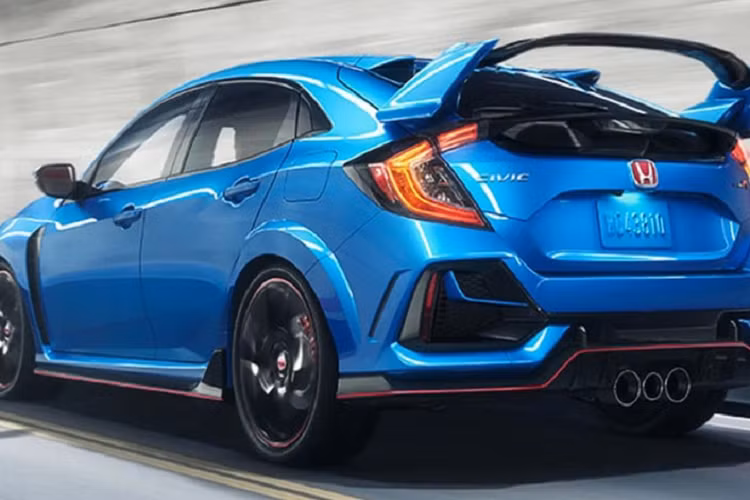 Một số trang bị trên Honda Civic Type R 2021 gồm vô-lăng bọc Alcantara, sạc không dây, la-zăng hợp kim 20 inch, ghế ngồi và cụm bàn đạp thể thao, màn hình thông tin 7 inch trên bảng đồng hồ, điều hòa tự động 2 vùng, màn hình trung tâm 7 inch và hệ thống giám sát áp suất lốp.