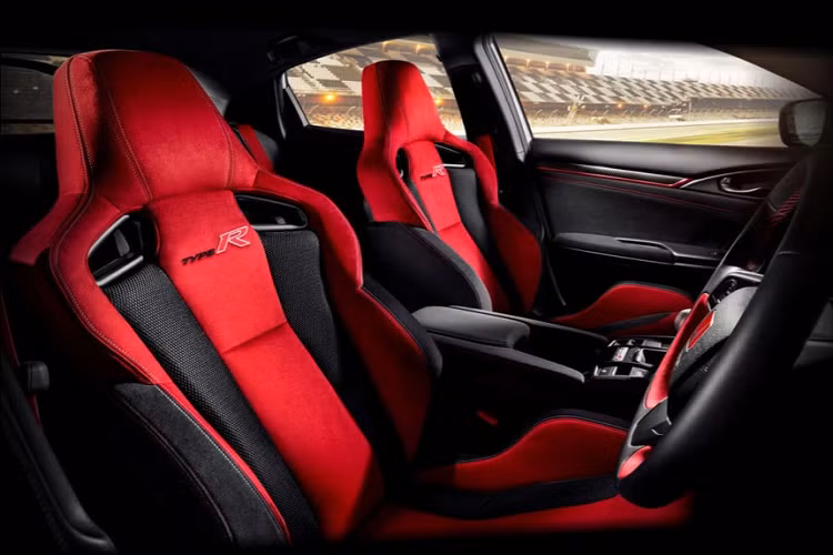 Tại Indonesia, Civic Type R 2021 được bán ra với duy nhất phiên bản dùng động cơ tăng áp 2.0L 4 xi-lanh, công suất 309 mã lực, mô-men xoắn 400 Nm, hộp số sàn 6 cấp và hệ dẫn động cầu trước.