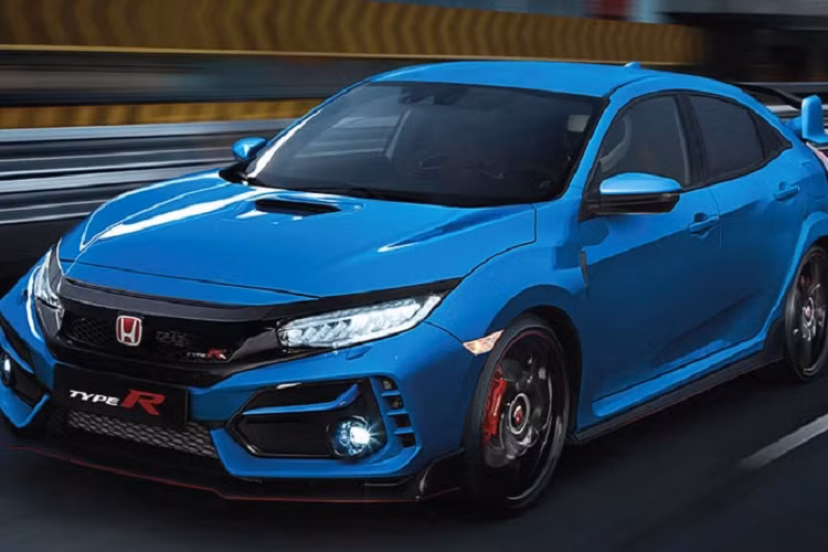 Trong khi đó, hệ thống treo và lái cũng được cải thiện về độ ổn định và cảm giác mặt đường.