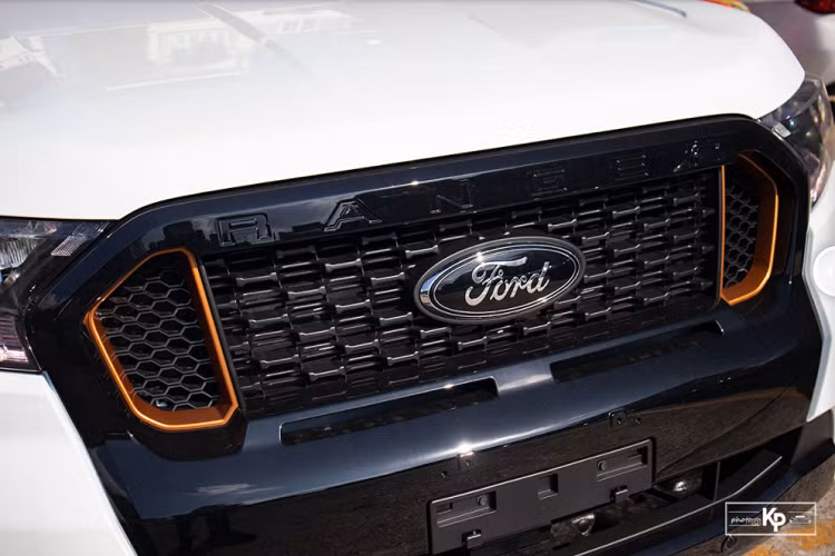 Sau khi được giới thiệu, Ford Ranger 2021 đã ồ ạt về đại lý chính hãng để chờ bàn giao đến những khách hàng đã đặt xe trước đó, mặc dù là xe lắp ráp nhưng giá bán không thay đổi dao động từ 616 - 925 triệu đồng.