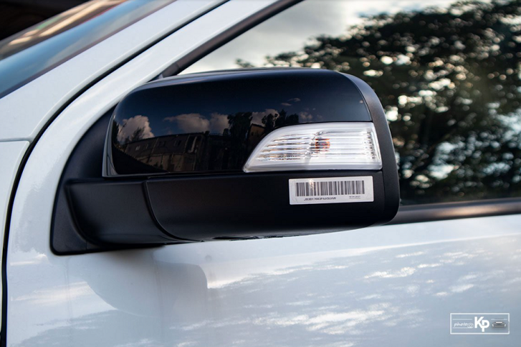 Ford Ranger Wildtrak 2021 lắp ráp Việt Nam sử dụng bộ mâm dạng 6 chấu kép sơn đen bóng với kích thước 18 inch, gương chiếu hậu của xe sơn đen tương tự có tích hợp đèn xi-nhan dạng bóng thường và tay nắm cửa sơn đen. Điểm nhấn ở khu vực thân xe Ford Ranger Wildtrak 2021 đến từ phần nóc thùng phía sau điểm xuyết chi tiết màu cam giúp khách hàng dễ phân biệt đây là bản cao cấp nhất.