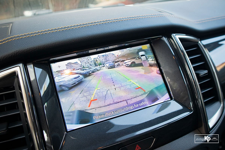 Về vận hành, Ford Ranger Wildtrak 2021 sử dụng khối động cơ Bi-Turbo Diesel, I-4 2.0L TDCi tạo ra công suất cực đại 210 mã lực, 500 Nm mô-men xoắn. Động cơ trên kết hợp hộp số tự động 10 cấp và hệ thống dẫn động 4 bánh. Như vậy, so với xe nhập khẩu Thái Lan, Ford Ranger Wildtrak 2021 lắp ráp trong nước không khác bất cứ trang bị nào vốn đã xuất hiện trước đó. Trang bị tiện nghi an toàn đầy đủ, nhưng giá bán của Ford Ranger Wildtrak 2021 không đổi khiến khách hàng hụt hẫng.