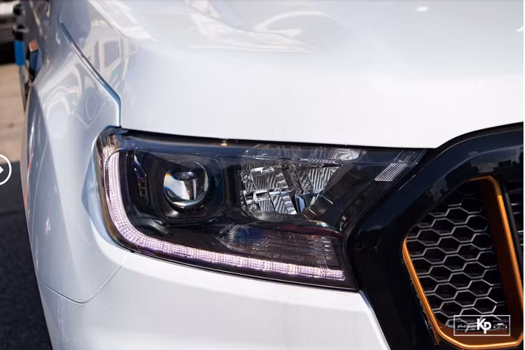 Đối với phiên bản cao cấp nhất Ford Ranger Wildtrak 2021 mới, mẫu xe mới này duy trì thiết kế mới được nâng cấp trong thời gian gần đây. Cụ thể, chiếc bán tải của thương hiệu Mỹ sở hữu mặt ca-lăng mới sơn đen bóng và bổ sung thêm 2 hốc gió phía trước điểm xuyết màu sơn cam nhấn mạnh đến yếu tố thể thao.