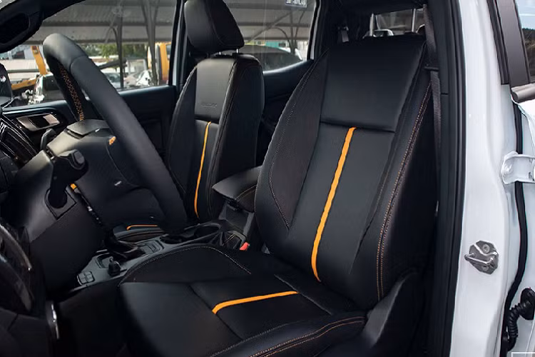 Trung tâm bảng táp-lô của Ranger là màn hình giải trí 8 inch với hệ thống giải trí SYNC 3.4 có khả năng kết nối điện thoại thông minh qua Android Auto/Apple CarPlay, USB/AUX/Bluetooth và hệ thống âm thành 8 loa. Bên cạnh đó, xe còn nhiều tiện tích khác như điều hoà tự động 2 vùng, gương chỉnh điện/gương trong chống chói, USB tích hợp trên gương trong xe, ghế lái chỉnh điện...