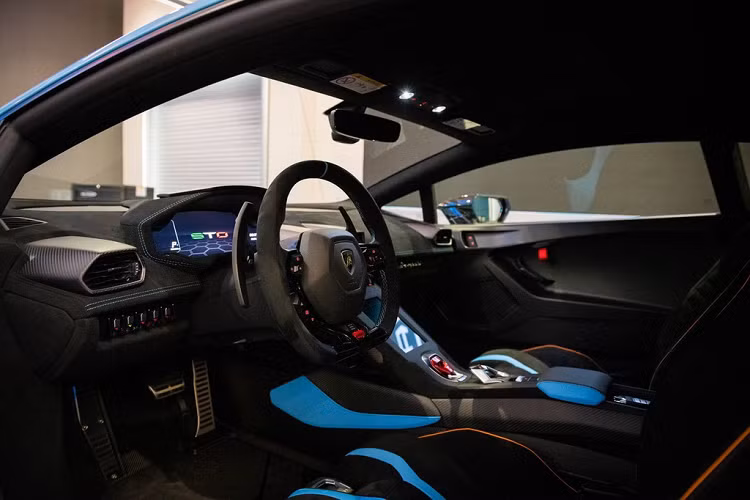 Xe hiện đang được trưng bày trong tuần lễ Art Basel Miami tại khu vực đẹp nhất của Bảo tàng Nghệ thuật Đương đại Miami - Vườn Điêu khắc. Đây được cho là một vị trí hoàn hảo để trưng bày kiệt tác Huracan STO, đồng thời giúp thúc đẩy sức sáng tạo của các nghệ sĩ trong làng nghệ thuật đương đại.