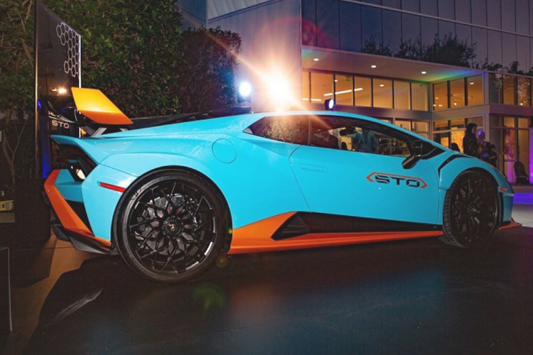Chiếc Huracan STO này có lớp sơn ngoại thất màu xanh Blu Laufey kết hợp với nhiều điểm nhấn màu cam tương phản nổi bật, giống như chiếc đầu tiên về nước ta vào hồi cuối tháng 10 vừa qua. Đầu xe gây ấn tượng mạnh nhờ được làm nguyên khối và có các hốc gió mới toanh, trong khi đó, nắp capo, chắn bùn và các cản va của xe được sửa đổi theo mẫu Sesto Elemento.