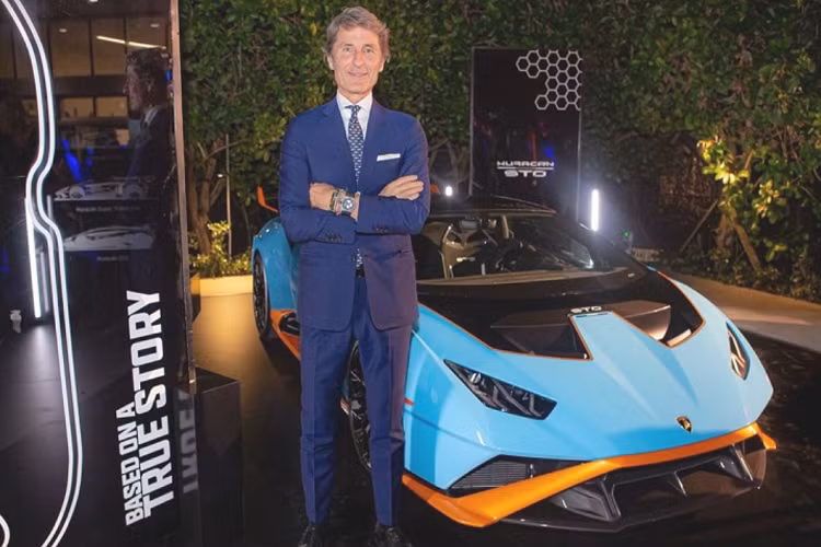 Lamborghini luôn đi đầu trong việc đổi mới thiết kế và kỹ thuật tiên tiến, mang lại hiệu suất ngoạn mục và những xúc cảm đáng kinh ngạc trên những chiếc siêu xe của mình. Huracan STO được tạo ra với thiết kế lấy cảm hứng từ phiên bản đường đua Super Trofeo EVO nhằm tôn vinh di sản của Lamborghini, kết hợp cùng nhiều chi tiết tối ưu tính khí động học giúp mang lại hiệu suất mạnh mẽ đến bất ngờ.