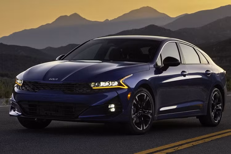 Năm ngoái, doanh số bán hàng của Kia K5 vượt qua cả Hyundai Sonata để đứng đầu trong phân khúc sedan cỡ vừa tại Hàn Quốc, với 79.072 chiếc được bán ra. Giá xe Kia K5 2022 sẽ bán ra khởi điểm từ 23.690 USD (khoảng 549 triệu đồng), tăng 100 USD (khoảng 2,3 triệu đồng).