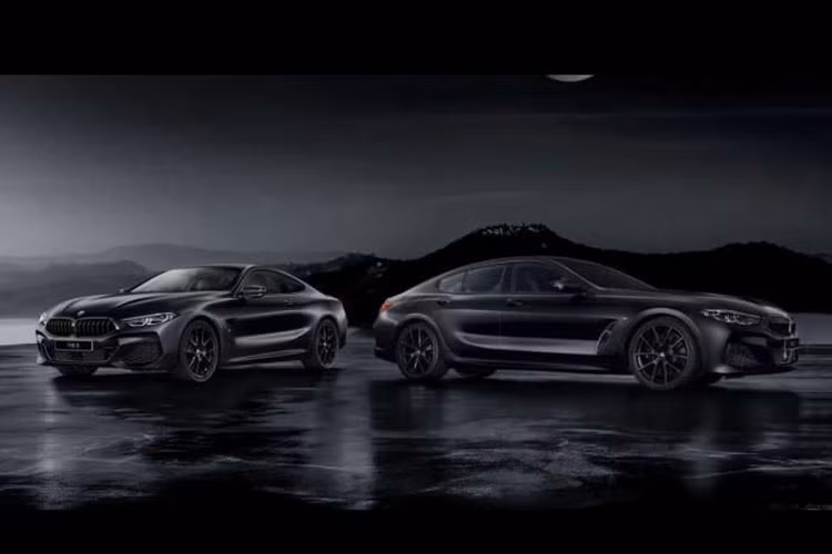 Cả hai phiên bản BMW 8 Series Frozen Black Edition mới đều được trang bị động cơ xăng tăng áp 6 xy-lanh 3.0L tạo ra công suất tối đa 335 mã lực tại 5.000 vòng/phút và momen xoắn cực đại 500 Nm. Đi kèm là hộp số tự động 8 cấp và hệ dẫn động cầu sau tiêu chuẩn.