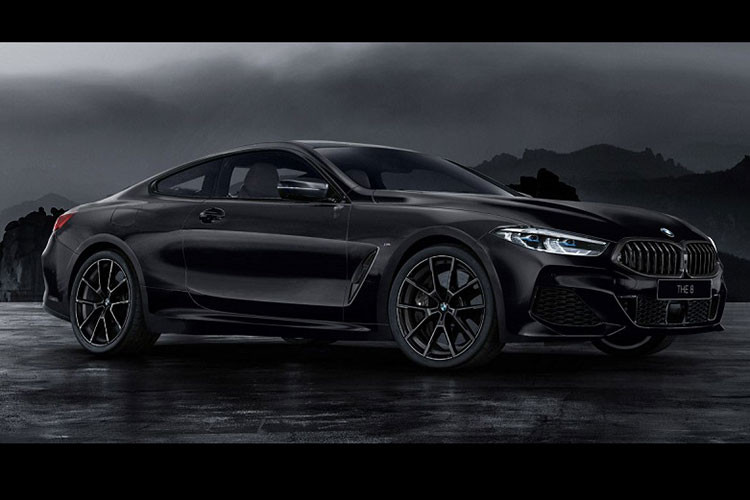 Những chiếc BMW 8 Series bản đặc biệt sở hữu ngoại hình hầm hố và mạnh mẽ hơn nhờ toàn bộ thân xe được sơn màu đen Frozen Black thuộc danh mục tùy chọn cá nhân hóa BMW Individual.