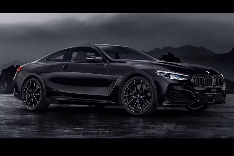 Những chiếc BMW 8 Series bản đặc biệt sở hữu ngoại hình hầm hố và mạnh mẽ hơn nhờ toàn bộ thân xe được sơn màu đen Frozen Black thuộc danh mục tùy chọn cá nhân hóa BMW Individual.