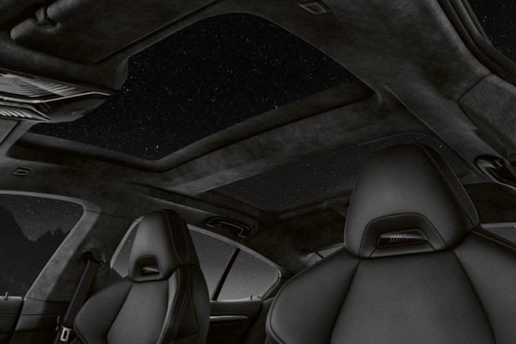 Trần của mẫu xe 8 Series Frozen Black Edition cũng được bọc da BMW Individual Alcantara và chi tiết trang trí màu đen piano cũng lấy từ danh mục BMW Individual.