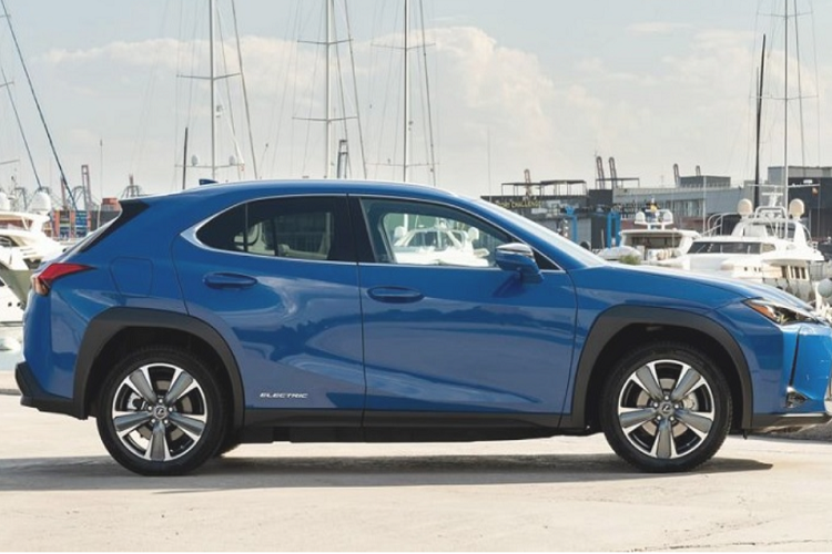 Lexus UX 300e chạy điện được trang bị một mô-tơ điện đặt ở trục trước, sản sinh công suất tối đa 204 mã lực và momen xoắn cực đại 300 Nm. Sức mạnh được truyền đến bánh trước thông qua hộp số 2 cấp và hệ dẫn động cầu trước.