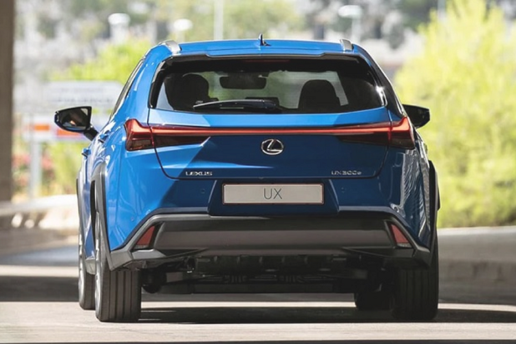 Cung cấp năng lượng cho chiếc xe là bộ pin lithium0ion 54,3 kWh, có thể sạc đầy trong khoảng 5 - 6 giờ khi sử dụng bộ sạc AC tiêu chuẩn. Trong khi đó, bộ sạc nhanh DC công suất 50 kW với cổng CHAdeMO có sẵn trên Lexus UX 300e cho thời gian sạc từ 0 - 80% trong 50 phút.