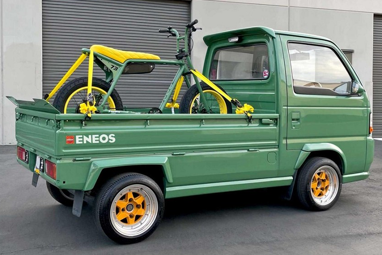 Thân xe nhận được màu xanh lá cây Seafoam độ riêng và bộ la-zăng 13 inch sơn màu vàng. Bên trong, chiếc bán tải tí hon có ghế thể thao bọc nỉ màu vàng. Để phù hợp với chiếc xe Honda, đội ngũ sản xuất đã bố trí một chiếc xe đạp điện Super73-ZX cũng được độ riêng. Nó có khung màu xanh lá cây Seafoam và các phần trang trí màu vàng cho bánh xe và ghế ngồi.