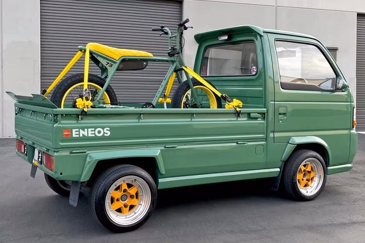 Thân xe nhận được màu xanh lá cây Seafoam độ riêng và bộ la-zăng 13 inch sơn màu vàng. Bên trong, chiếc bán tải tí hon có ghế thể thao bọc nỉ màu vàng. Để phù hợp với chiếc xe Honda, đội ngũ sản xuất đã bố trí một chiếc xe đạp điện Super73-ZX cũng được độ riêng. Nó có khung màu xanh lá cây Seafoam và các phần trang trí màu vàng cho bánh xe và ghế ngồi.