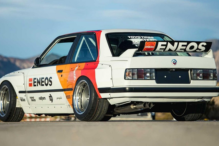 Chiếc BMW E30 độ đặc biệt này thuộc về tay đua Faruk Kugay hạng Pro của Formula Drift. Anh ấy bắt đầu công việc với một chiếc BMW 318i 1985 và loại bỏ động cơ 4 xi-lanh ban đầu để chuyển sang động cơ Honda F20C lấy từ một chiếc S2000 và có công suất 240 mã lực. Faruk đã cố gắng chế tạo nó thành một chiếc xe có thể so sánh được với một chiếc M3 thế hệ E30 nhưng với chi phí thấp hơn nhiều.