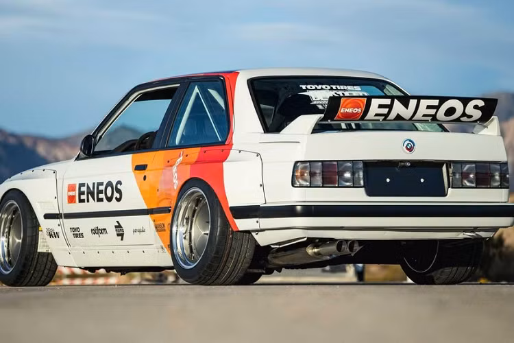 Chiếc BMW E30 độ đặc biệt này thuộc về tay đua Faruk Kugay hạng Pro của Formula Drift. Anh ấy bắt đầu công việc với một chiếc BMW 318i 1985 và loại bỏ động cơ 4 xi-lanh ban đầu để chuyển sang động cơ Honda F20C lấy từ một chiếc S2000 và có công suất 240 mã lực. Faruk đã cố gắng chế tạo nó thành một chiếc xe có thể so sánh được với một chiếc M3 thế hệ E30 nhưng với chi phí thấp hơn nhiều.