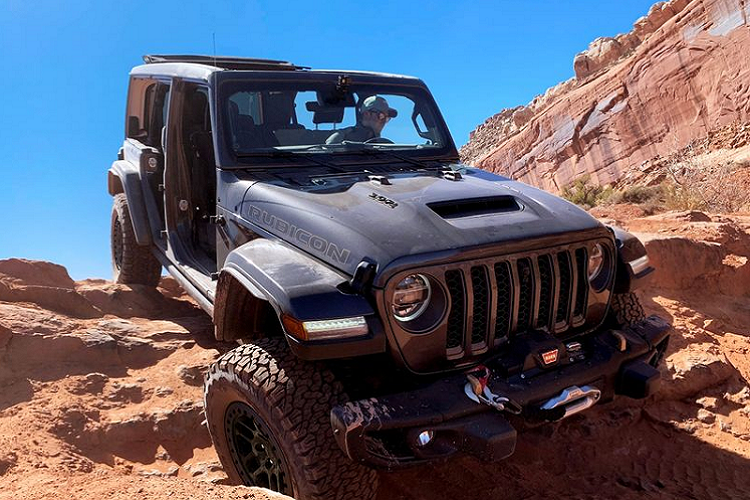 Gói trang bị Xtreme Recon cho Jeep Wrangler có giá chỉ 3.995 USD (khoảng 92 triệu đồng), tùy chọn này chỉ dành cho phiên bản Rubicon 392 bốn cửa hoặc Rubicon bốn cửa được trang bị động cơ Pentastar eTorque 3.6L, kèm hộp số tự động 8 cấp.