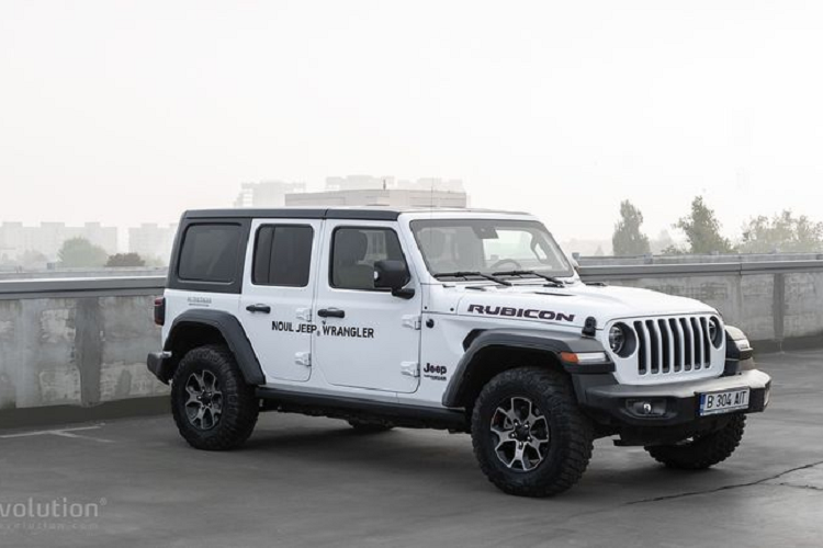 Xtreme Recon bao gồm lốp cao su địa hình BFGoodrich KO2 có kích thước 35 inch khổng lồ, la-zăng 17x8 inch, tỷ lệ trục 4,56: 1, bộ nâng 1,5 inch với bộ giảm xóc được điều chỉnh độc đáo và gia cố cổng xoay.