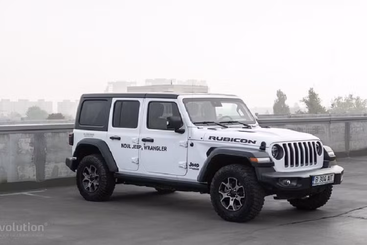 Xtreme Recon bao gồm lốp cao su địa hình BFGoodrich KO2 có kích thước 35 inch khổng lồ, la-zăng 17x8 inch, tỷ lệ trục 4,56: 1, bộ nâng 1,5 inch với bộ giảm xóc được điều chỉnh độc đáo và gia cố cổng xoay.