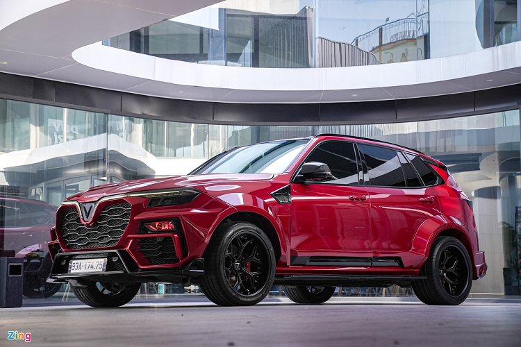Những chi tiết độ khác khiến tổng thể mẫu SUV này khá giống với chiếc Lamborghini Urus. Xe được trang bị bộ widebody do một lò độ có tiếng ở Việt Nam thực hiện.