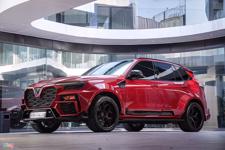 Những chi tiết độ khác khiến tổng thể mẫu SUV này khá giống với chiếc Lamborghini Urus. Xe được trang bị bộ widebody do một lò độ có tiếng ở Việt Nam thực hiện.