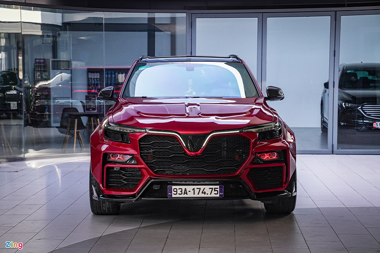 Vẻ ngoài của chiếc xe được nâng cấp khá nhiều. Nhìn trực diện đầu xe, rất khó để nhận ra đây là mẫu Lux SA2.0. Nắp capo được làm gân guốc hơn với các mảng tạo khối, có thêm 2 hốc gió. Lưới tản nhiệt cũng được làm lại với lưới dạng tổ ong phong cách siêu SUV Lamborghini Urus.