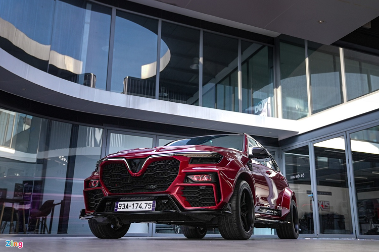 Theo chủ nhân của bản độ này, anh có niềm đam mê lớn đối với xe thể thao và tốc độ, tiêu biểu như chiếc Lamborghini Urus. Chính vì thế anh đã quyết định độ xe SUV VinFast Lux SA2.0 đầu tiên của mình theo phong cách thể thao nhất có thể. Tổng chi phí thực hiện bản độ không được chủ xe tiết lộ.