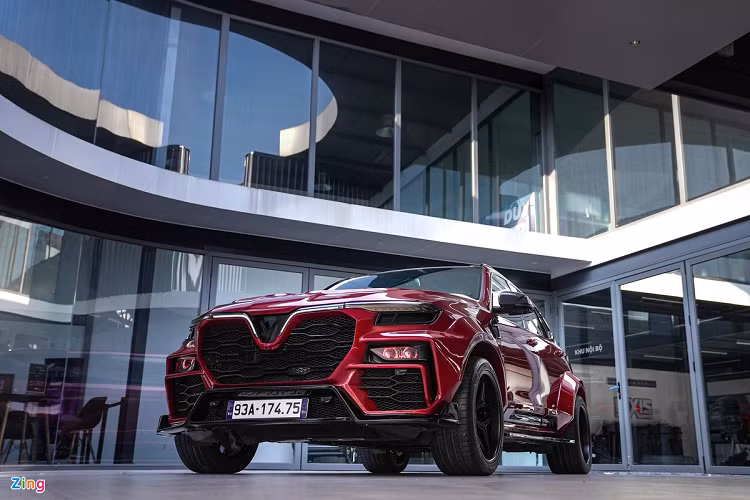 Theo chủ nhân của bản độ này, anh có niềm đam mê lớn đối với xe thể thao và tốc độ, tiêu biểu như chiếc Lamborghini Urus. Chính vì thế anh đã quyết định độ xe SUV VinFast Lux SA2.0 đầu tiên của mình theo phong cách thể thao nhất có thể. Tổng chi phí thực hiện bản độ không được chủ xe tiết lộ.