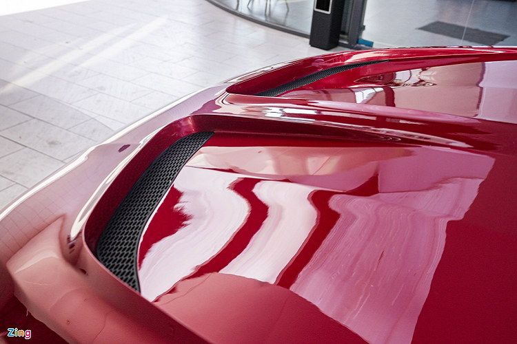 Gương chiếu hậu được ốp carbon. Các vòm bánh xe được mở rộng, nhiều chi tiết cắt xẻ khiến ngoại hình chiếc Lux SA2.0 thêm cứng cáp và hầm hố như ốp sườn, hốc gió giả bên thân xe.