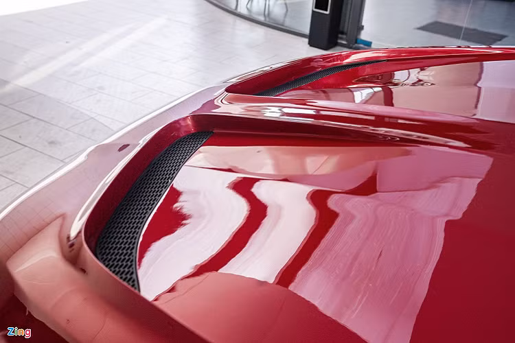 Gương chiếu hậu được ốp carbon. Các vòm bánh xe được mở rộng, nhiều chi tiết cắt xẻ khiến ngoại hình chiếc Lux SA2.0 thêm cứng cáp và hầm hố như ốp sườn, hốc gió giả bên thân xe.