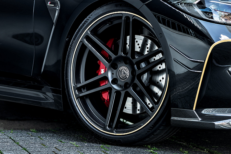 Bộ mâm mới có kích thước 21 inch với cỡ lốp trước/sau lần lượt là 255/30 và 295/25. Hệ thống treo cũng được nâng cấp với bộ lò xo H&amp;R giúp giảm hành trình giảm xóc thêm 30 mm ở trục trước và 10 mm ở trục sau. Hệ thống phanh cũng có được các tùy chọn nâng cấp bổ sung