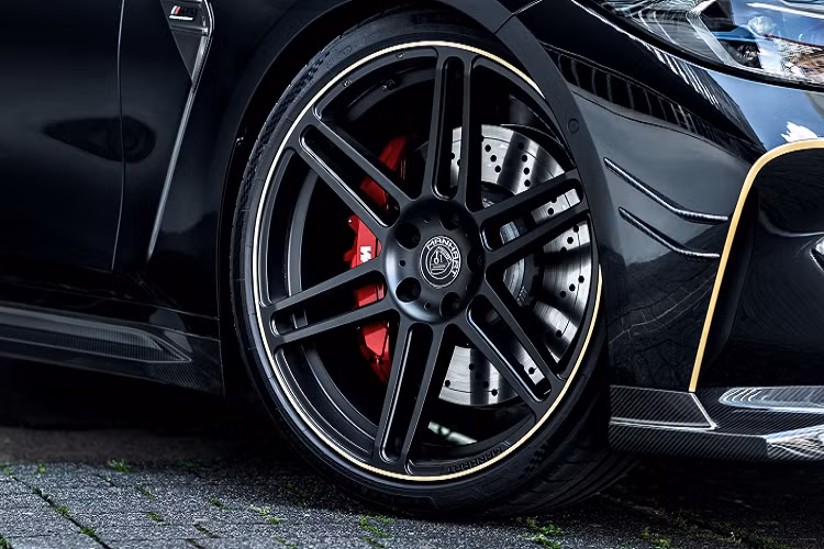 Bộ mâm mới có kích thước 21 inch với cỡ lốp trước/sau lần lượt là 255/30 và 295/25. Hệ thống treo cũng được nâng cấp với bộ lò xo H&amp;R giúp giảm hành trình giảm xóc thêm 30 mm ở trục trước và 10 mm ở trục sau. Hệ thống phanh cũng có được các tùy chọn nâng cấp bổ sung