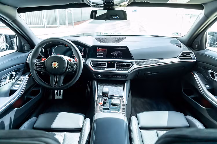 Nội thất của BMW MH3 600 mới không có nhiều khác biệt về kiểu dáng với M3 Competition. Manhart chỉ thay đổi logo BMW trên vô lăng thành logo của hãng, bên cạnh đó là bổ sung các chi tiết trang trí carbon.