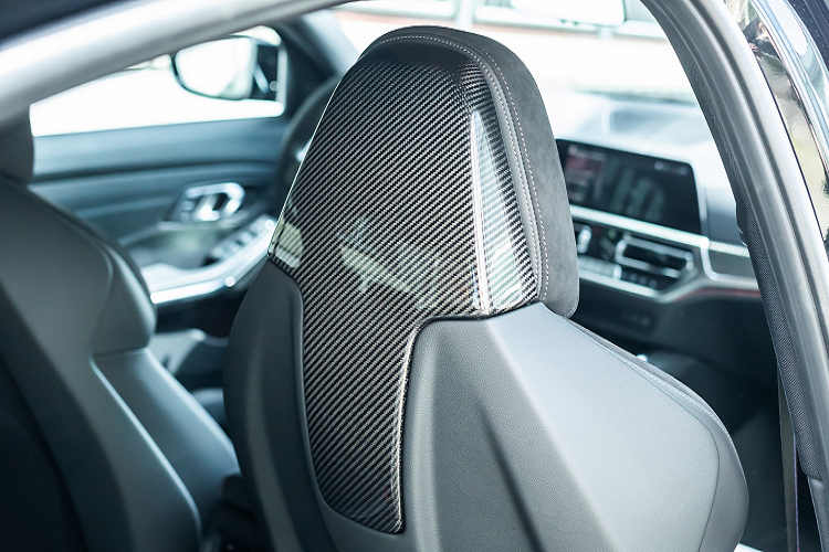 Những vị trí được ốp carbon trên MH3 600 là viền táp-lô, khu vực cần số, ốp sau tựa đầu ghế trước...