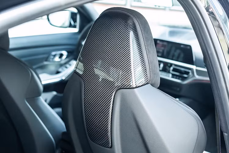 Những vị trí được ốp carbon trên MH3 600 là viền táp-lô, khu vực cần số, ốp sau tựa đầu ghế trước...