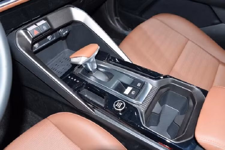 Trong khi đó, ở bản GT-Line thể thao hơn, Kia Sportage Ace 2021 được trang bị lưới tản nhiệt dạng ma trận điểm với những nan mạ crôm nhỏ nằm ngang. Hốc đèn sương mù của bản thể thao có kích thước lớn hơn trong khi bên dưới hốc gió trung tâm có thêm đường kẻ màu cam làm điểm nhấn...