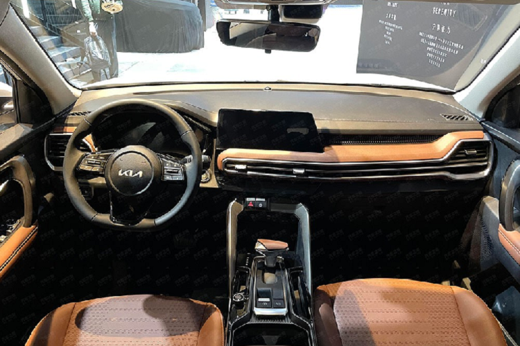 Ở hai bên lưới tản nhiệt là cụm đèn pha LED với thiết kế độc đáo và tích hợp dải đèn LED định vị ban ngày bên trong. Tiếp đến là hốc gió trung tâm hình thang màu đen, hốc đèn sương mù góc cạnh ở hai góc của cản trước và tấm ốp gầm giả màu bạc.