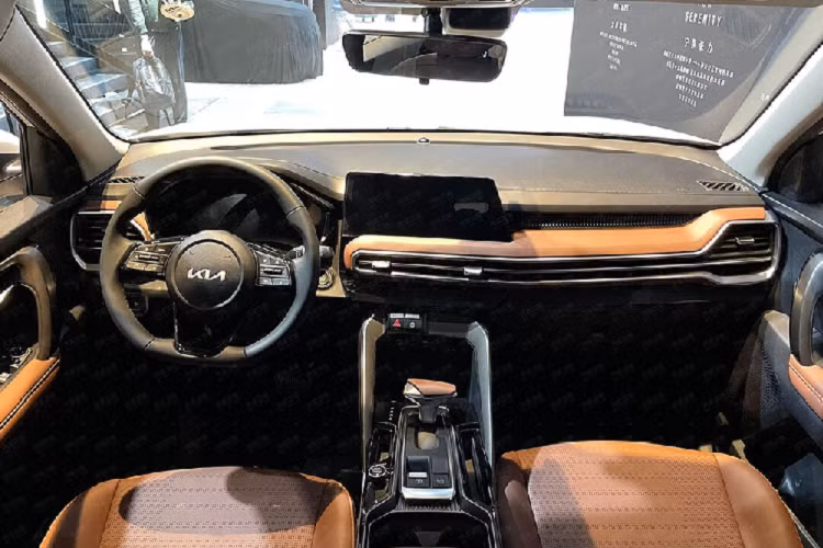 Ở hai bên lưới tản nhiệt là cụm đèn pha LED với thiết kế độc đáo và tích hợp dải đèn LED định vị ban ngày bên trong. Tiếp đến là hốc gió trung tâm hình thang màu đen, hốc đèn sương mù góc cạnh ở hai góc của cản trước và tấm ốp gầm giả màu bạc.