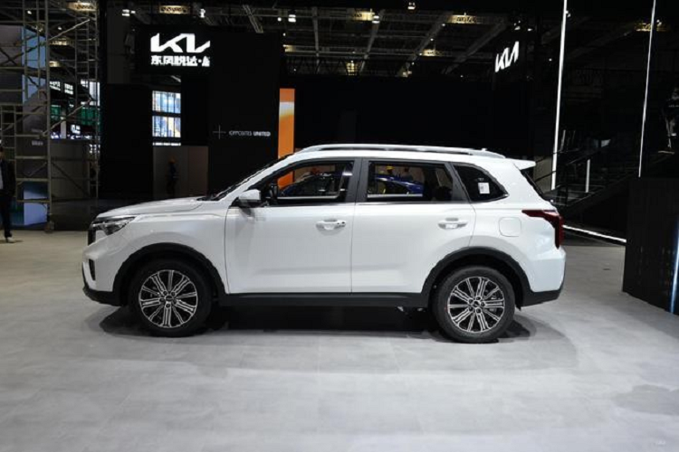 Bên trong, Sportage Ace 2021 được áp dụng ngôn ngữ thiết kế mới nhất của hãng Kia. Mặt táp-lô của xe được áp dụng phong cách thiết kế ngang, tạo cảm giác rộng rãi hơn cho nội thất. Mặt táp-lô 2 tầng phối 2 màu đi kèm cửa gió điều hòa trung tâm nối liền với cửa gió bên góc phải.