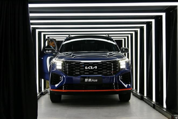 Đằng sau, Kia Sportage Ace 2021 được trang bị cụm đèn hậu LED nằm dọc khá giống với Kia Sorento 2021 và Telluride. Tương tự như vậy, đèn phản quang trên cản sau của Kia Sportage Ace 2021 cũng được thiết kế nằm dọc.