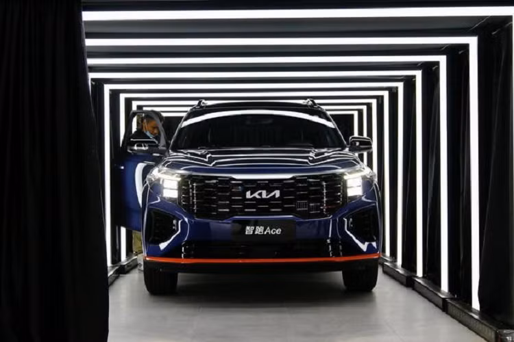 Đằng sau, Kia Sportage Ace 2021 được trang bị cụm đèn hậu LED nằm dọc khá giống với Kia Sorento 2021 và Telluride. Tương tự như vậy, đèn phản quang trên cản sau của Kia Sportage Ace 2021 cũng được thiết kế nằm dọc.