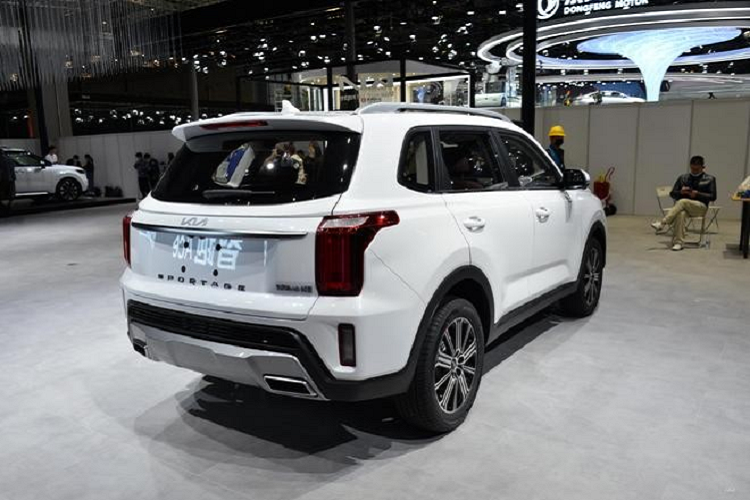 Khác với xe nguyên mẫu, Kia Sportage Ace 2021 lại được lắp tem chữ nổi "Sportage" ở dưới khu vực lắp biển số sau. Trong khi đó, bên trên nẹp mạ crôm của cửa cốp sau là logo mới của hãng Kia. Ngoài ra, Kia Sportage Ace 2021 còn được trang bị cản sau cỡ lớn, tấm ốp gầm giả màu bạc và 2 ống xả hình chữ nhật.