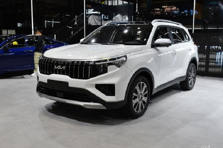 Đặc biệt, Kia Sportage Ace 2021 còn được trang bị hệ thống hỗ trợ lái bán tự động cấp độ 2 Drive Wise. Thêm vào đó là hệ thống hỗ trợ tránh va chạm sớm, hệ thống kiểm soát hành trình thích ứng, hỗ trợ tránh va chạm khi mở cửa xe, kiểm soát điểm mù, hỗ trợ lái xe trên cao tốc và camera 360 độ. Hiện giá xe Kia Sportage Ace 2021 vẫn chưa được công bố.