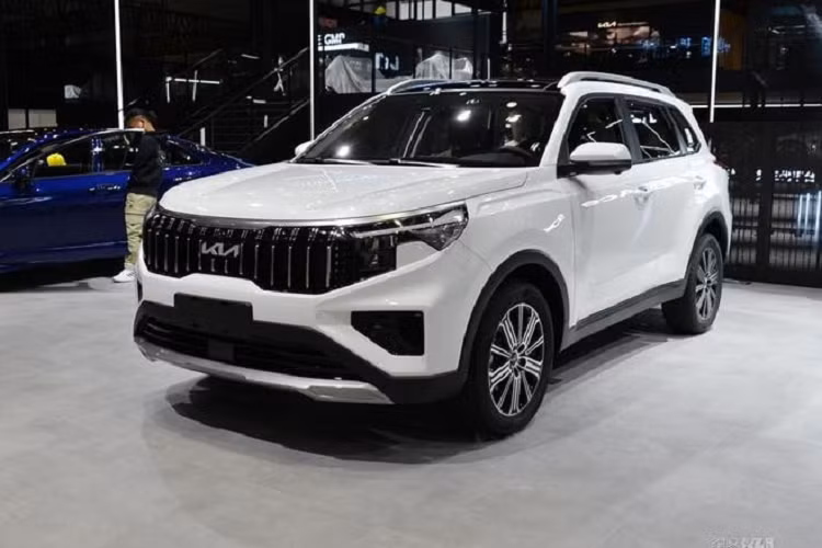 Đặc biệt, Kia Sportage Ace 2021 còn được trang bị hệ thống hỗ trợ lái bán tự động cấp độ 2 Drive Wise. Thêm vào đó là hệ thống hỗ trợ tránh va chạm sớm, hệ thống kiểm soát hành trình thích ứng, hỗ trợ tránh va chạm khi mở cửa xe, kiểm soát điểm mù, hỗ trợ lái xe trên cao tốc và camera 360 độ. Hiện giá xe Kia Sportage Ace 2021 vẫn chưa được công bố.