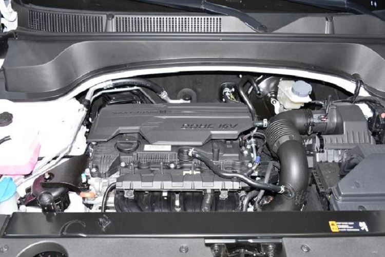 Khác với đầu xe, thiết kế bên sườn xe của mẫu crossover này lại không khác Kia Sportage cũ ở thị trường Trung Quốc. Bản thường của xe sẽ dùng vành với thiết kế 10 chấu phối 2 màu