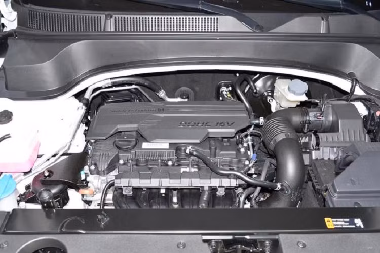 Khác với đầu xe, thiết kế bên sườn xe của mẫu crossover này lại không khác Kia Sportage cũ ở thị trường Trung Quốc. Bản thường của xe sẽ dùng vành với thiết kế 10 chấu phối 2 màu