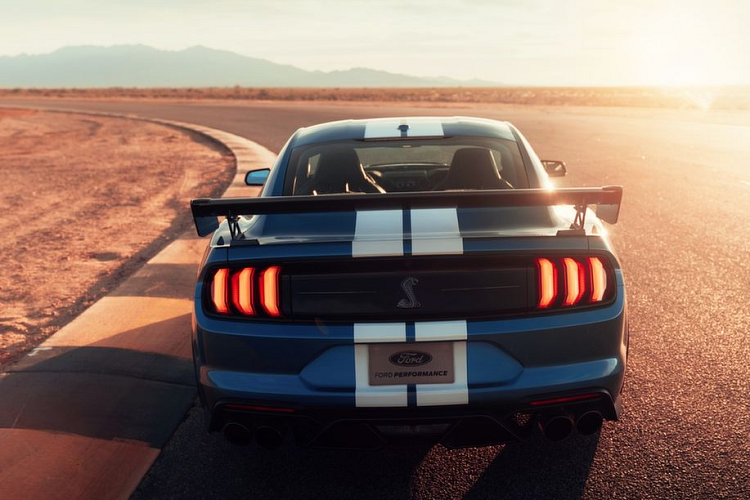 Bên cạnh đó, xe còn được trang bị bộ mâm 5 chấu kép sơn đen với cùm phanh màu đỏ thể thao.